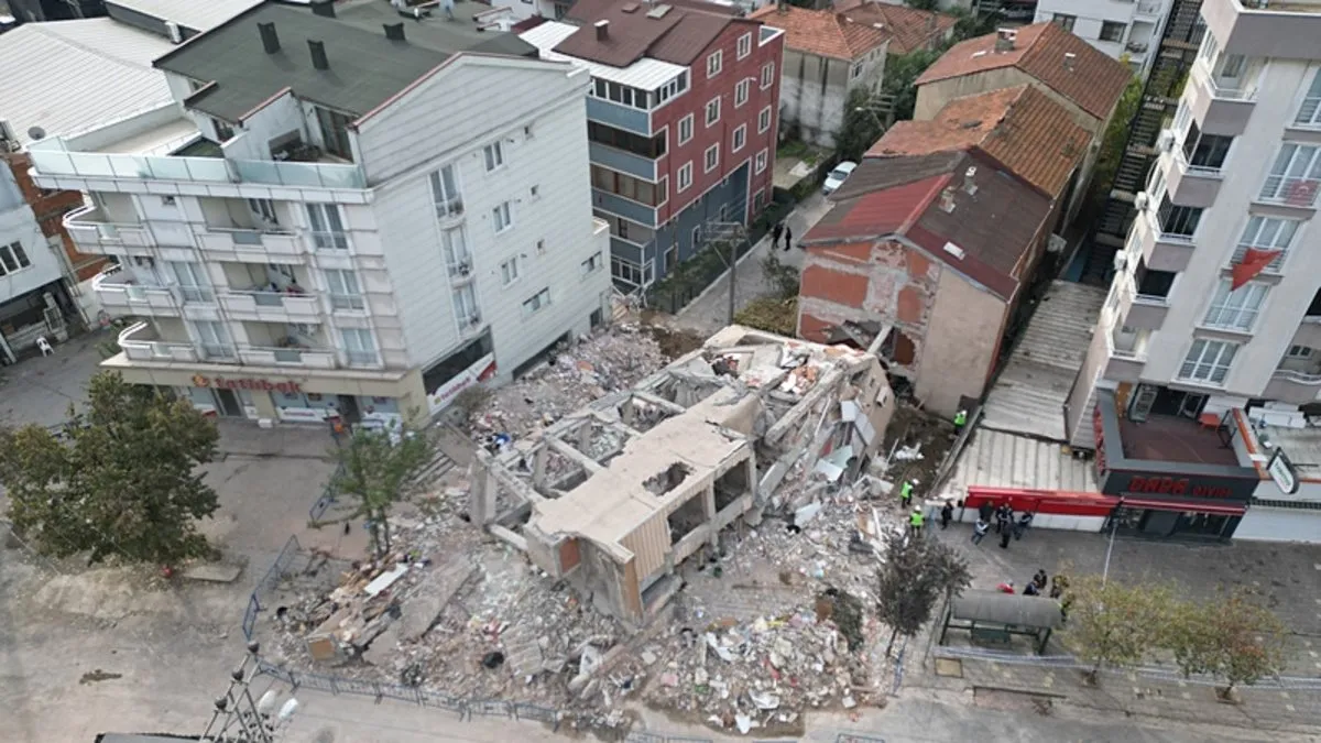 Son Dakika | Gebze’de çöken bina: 27 iş yeri ve 72 bağımsız daire boşaltıldı Son Dakika | Gebze’de çöken bina: 27 iş yeri ve 72 bağımsız daire boşaltıldı