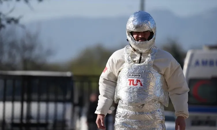 Sandıktan renkli görüntüler: Kral ve astronot kostümüyle geldiler