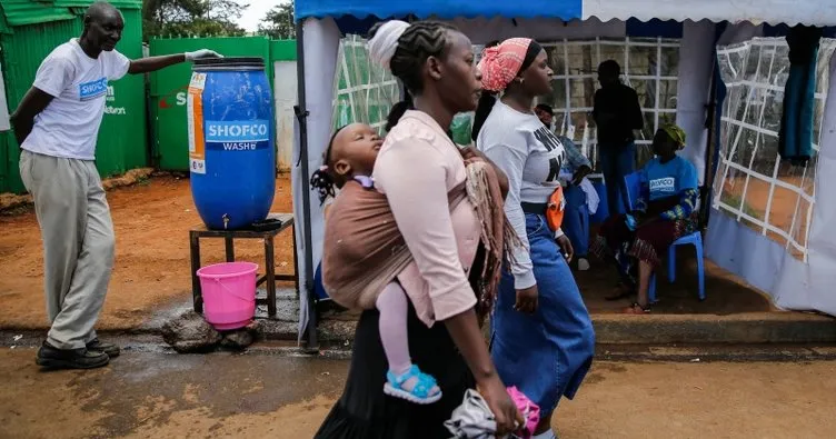 Kenya’da sağlıkçılar ateş ölçerle koronavirüs vakalarını arıyor