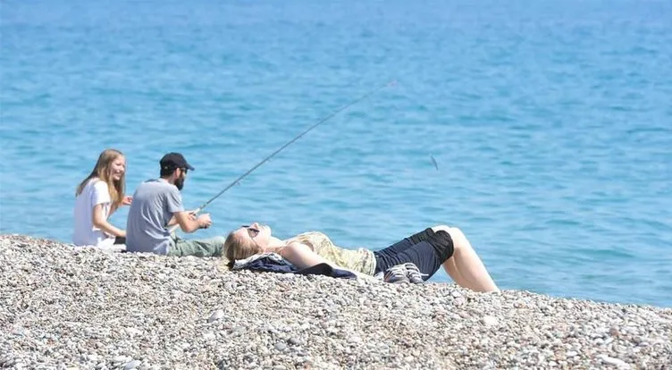 Antalya’da sahiller, yaz mevsimini aratmıyor