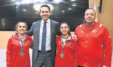 Bakan Bayraktar şampiyonları ağırladı