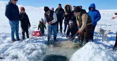 Eskimo usulü balık avı: Bu taktikle yakalayıp 100 TL’den satıyorlar!