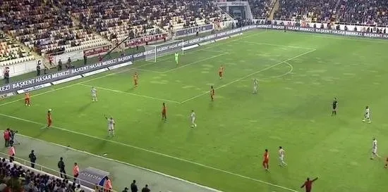Yeni Malatyaspor - Galatasaray maçındaki taca Fenerbahçeliler tepki gösterdi!