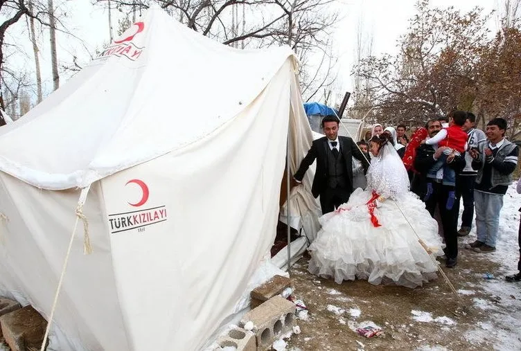 Deprem bölgesinde düğün sevinci
