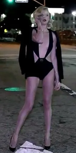 Charlize sokakta bikiniyle poz verdi