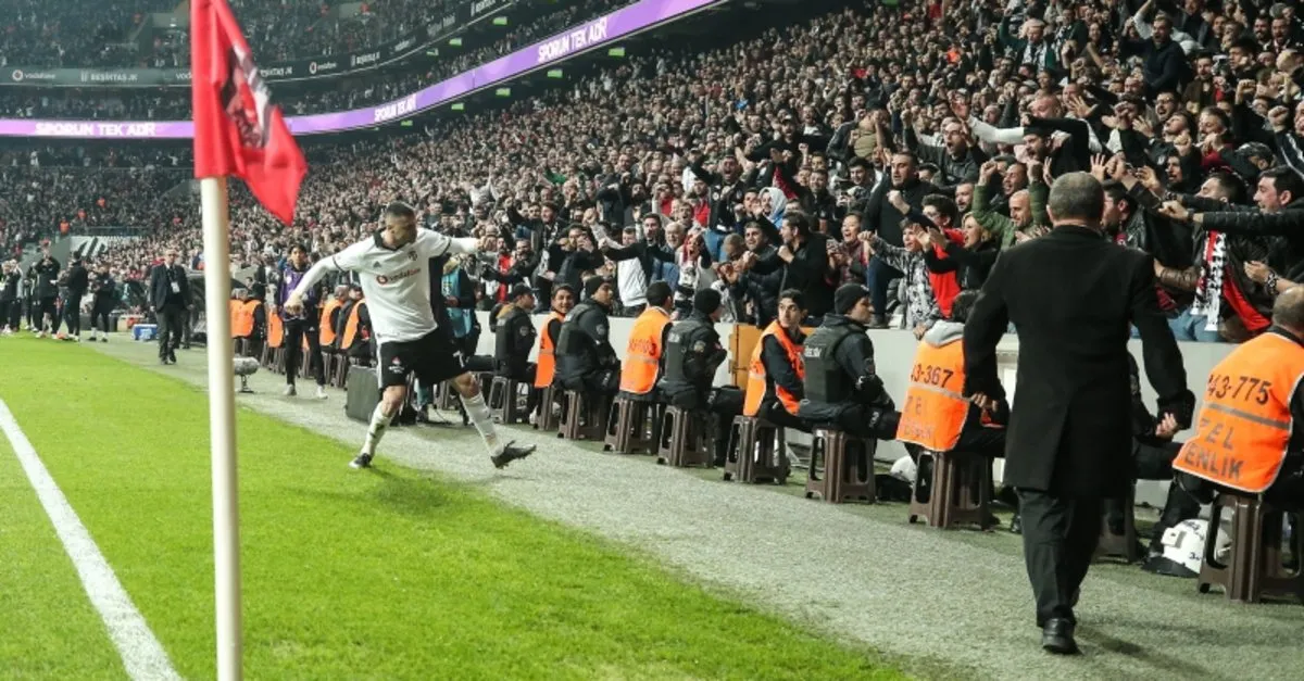 Beşiktaş - Galatasaray derbisinin tüm biletleri tükendi!