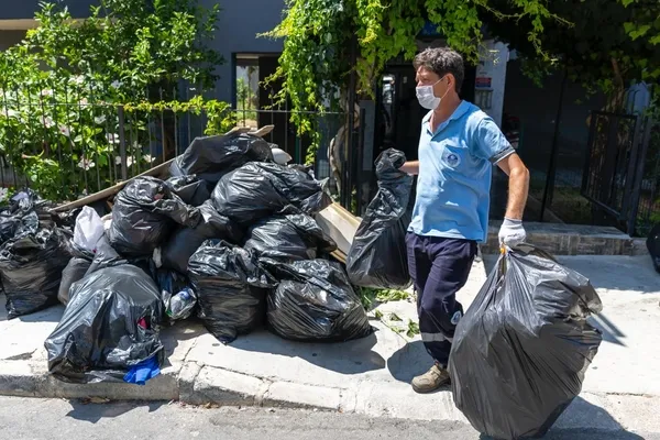 kokudan-mahalle-sakinlerini-isyan-ettiren-evden-5-kamyon-cop-cikarildi-1782990964847.jpg