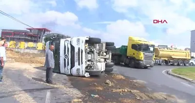 İstanbul Arnavutköy’de hafriyat kamyonu devrildi