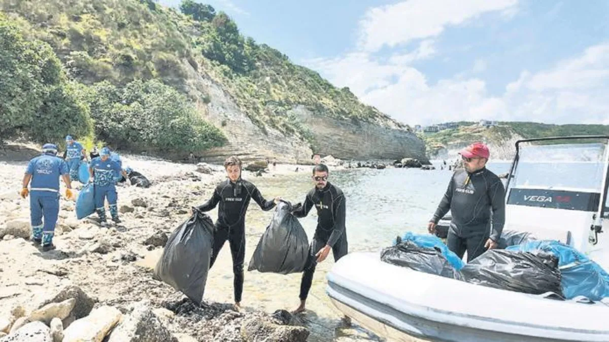Arnavutköy Belediyesi ekiplerinin Karaburun Sahili'nde temizlik çalışması yapması.