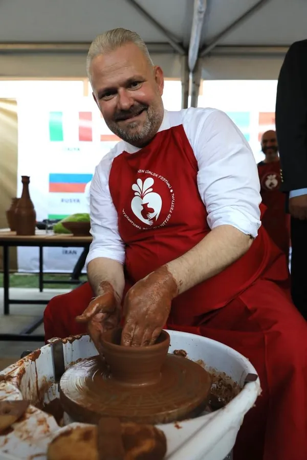 dunya-menemen-belediyesi-1-uluslararasi-comlek-festivalinde-bulustu-1665228286116.jpg