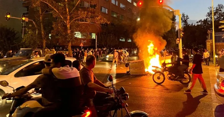 İran’da gösteriler büyüyor: Protestocular Kasım Süleymani heykelini yaktı