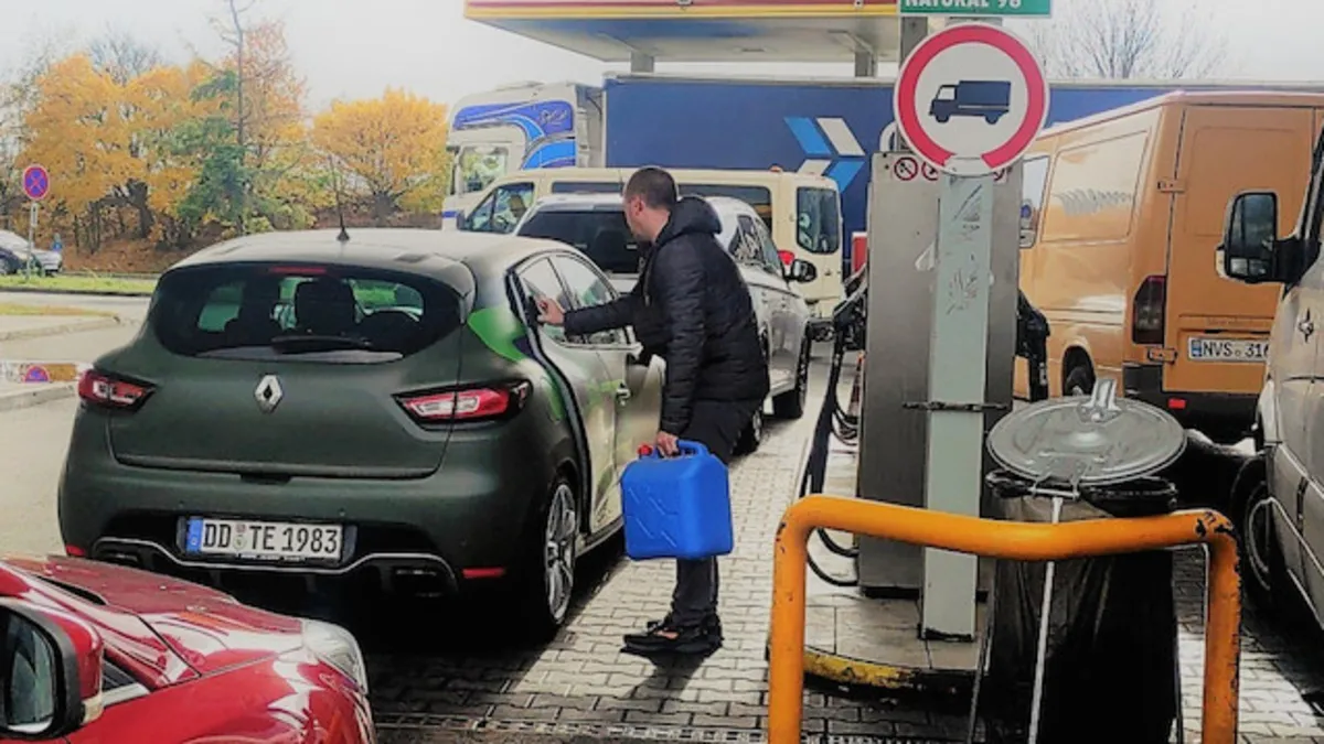 Bir deposu 20 avro daha ucuza geliyor! Almanlar ucuz akaryakıt için o ülkede kuyruk oldu