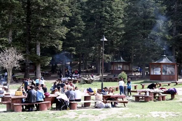 Gölcük Tabiat Parkı tatilcilerin ilgi odağı oldu