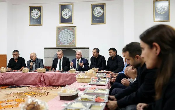 son-dakika-baskan-erdogan-ankarada-huseyin-gazi-cemevinde-muharrem-iftarina-katildi-1659981506834.jpg