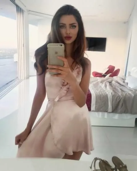 İranlı modal Mahlagha Jaberi, Burak Özçivit'in peşini bırakmıyor