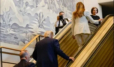Yürüyen merdiven durdu: Trump alay konusu oldu