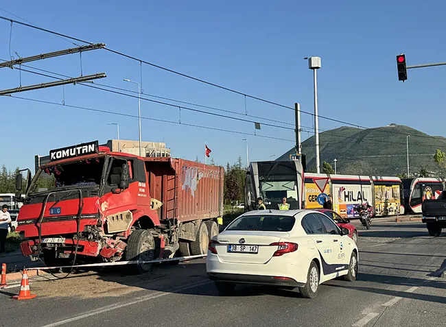 kayseride-tramvayla-kamyon-carpisti-5-kisi-yaralandi-1780937491974.jpg