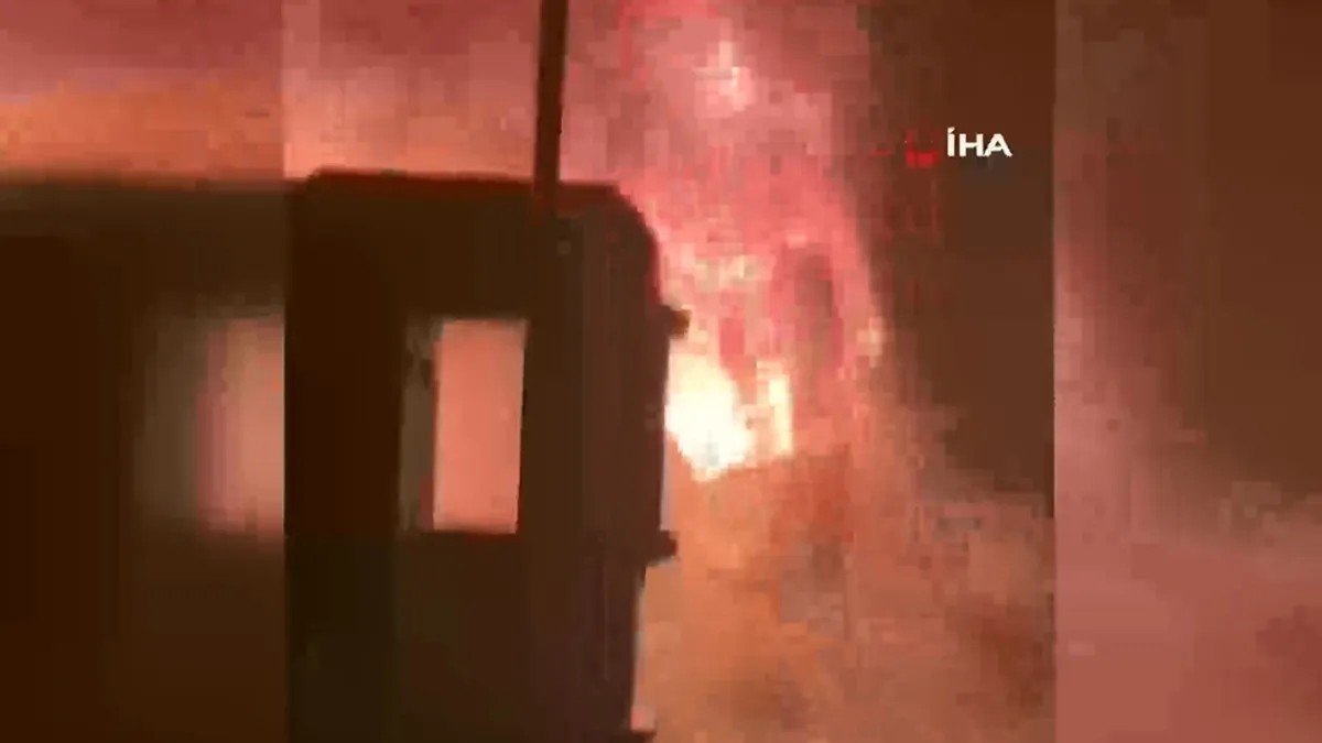 Sarıyer’de alevlere teslim olan servis aracı küle döndü Sarıyer’de alevlere teslim olan servis aracı küle döndü