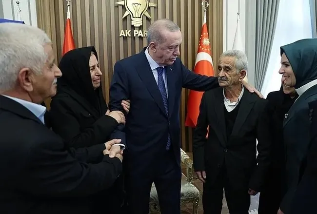 baskan-erdogan-pkknin-ikiyaka-katliaminda-yasamini-kaybedenlerin-aileleriyle-gorustu-1736873359027.jpeg