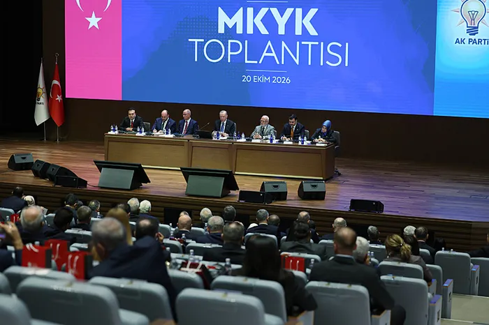 ak-parti-mkyk-toplantisinda-rozet-takildi-kani-torun-ak-partiye-katildi-1792498402346.jpg