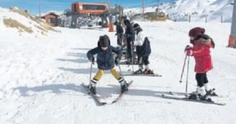 Çocuklara kayak eğitimi