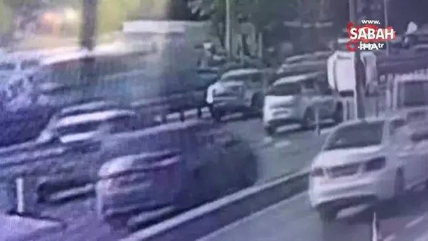 İstanbul E-5’te 3 aracın karıştığı zincirleme kazada aracın takla atma anı kamerada!