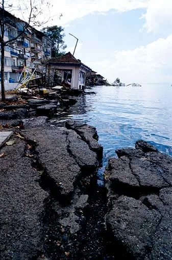 17 Ağustos 1999.. Türkiye'yi yıkan depremin acı görüntüleri