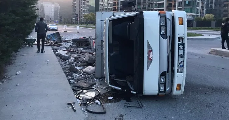 Sarıyer’de kamyon devrildi, 2 yaralı