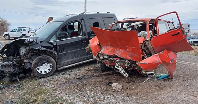 Kırşehir'de feci kaza! İki araç kafa kafaya çarpıştı: 1'i ağır 3