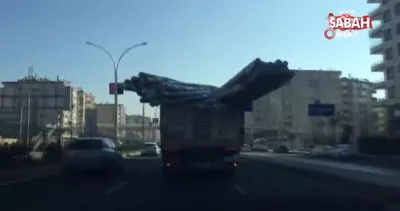 Diyarbakır’da güvenlik önlemi almadan boru taşıyan kamyon tehlike saçtı!