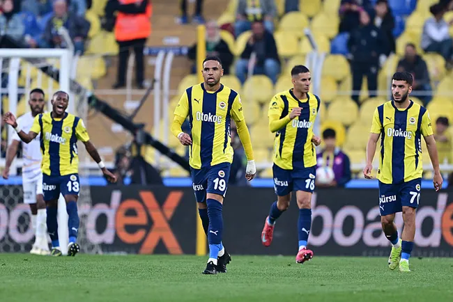 fenerbahce-eyupsporu-golculeriyle-gecti-kadikoyde-yonetime-ve-futbolculara-buyuk-protesto-1747594033375.jpeg