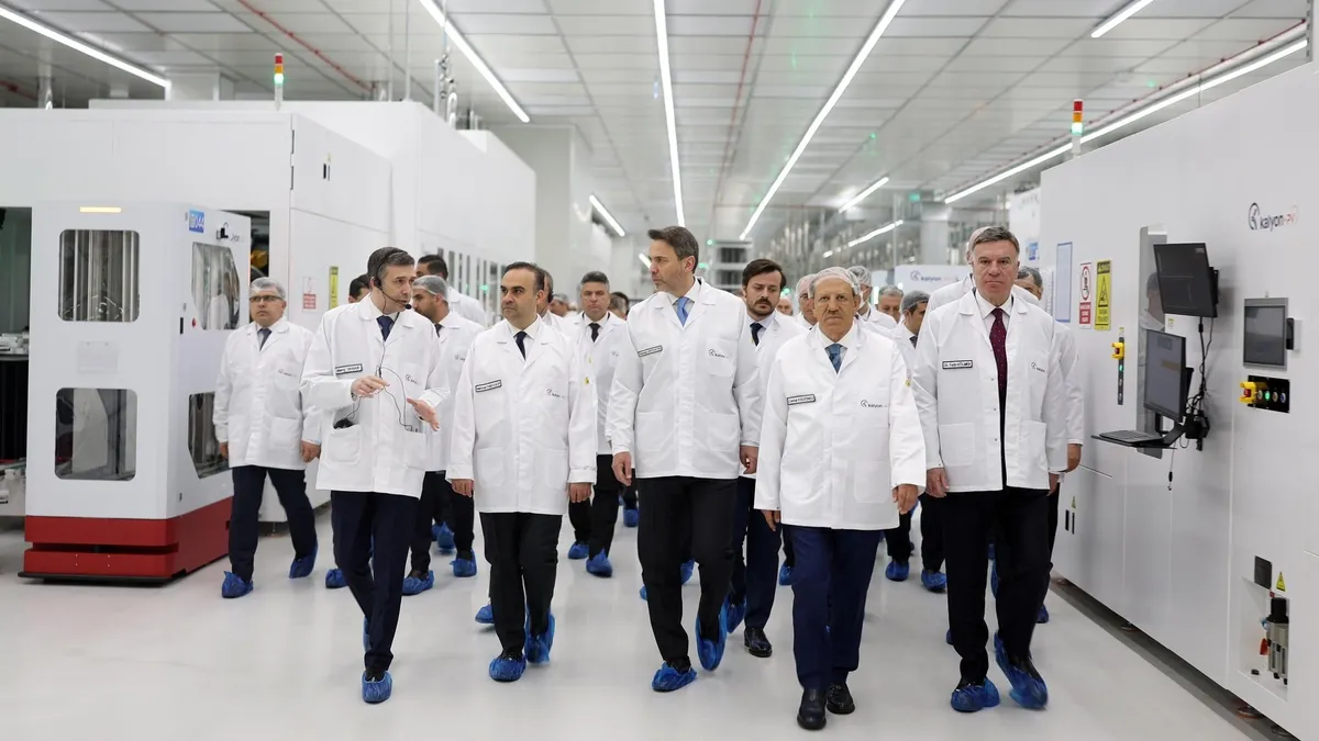 Kalyon Güneş’te yeni üretim hattı devrede! Bakan Bayraktar: Türkiye kurulu güçte ilk sıraya çıkacak Kalyon Güneş’te yeni üretim hattı devrede! Bakan Bayraktar: Türkiye kurulu güçte ilk sıraya çıkacak