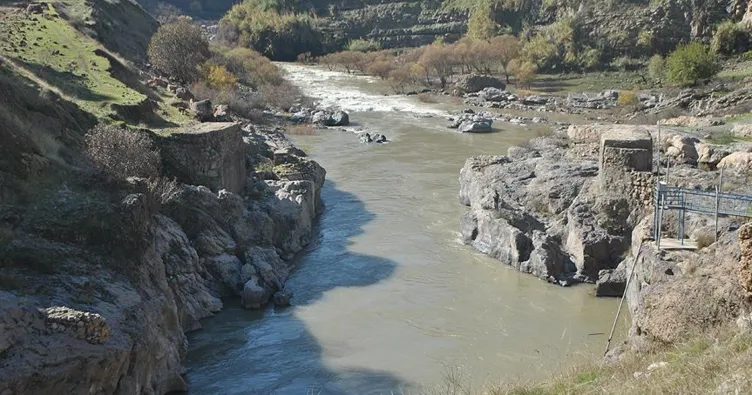 İran’da dere taştı: Boğularak can verdiler