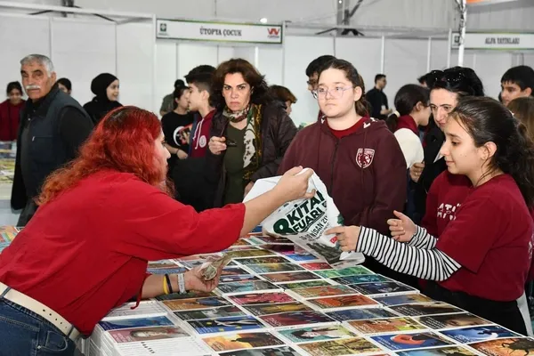 8inci-kitap-fuari-3-gunde-30-bin-ziyaretciyi-agirladi-1776156528826.jpg