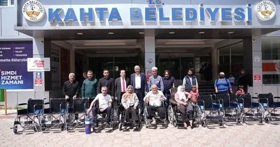Kahta’da engelli ve ihtiyaç sahibi vatandaşlara tekerlekli sandalye dağıtıldı