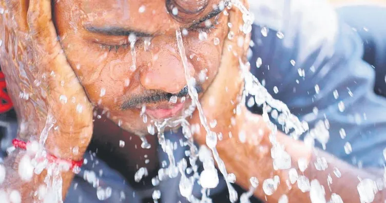 Hindistan kavruluyor: 81 ölü