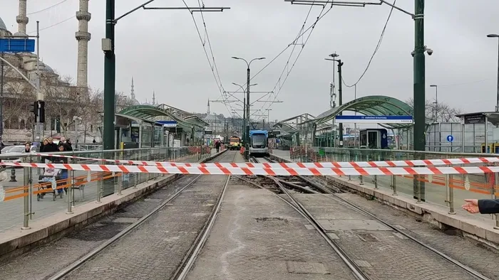 istanbul-eminonunde-seyir-halindeki-tramvay-raydan-cikti-1772528647269.jpg