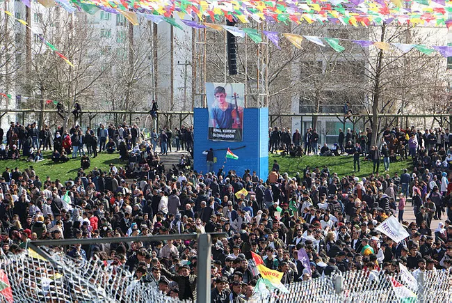 CHP'li Sezgin Tanrıkulu, HDP'lilerle saf tuttu: Bebek katili Öcalan'a özgürlük istediler