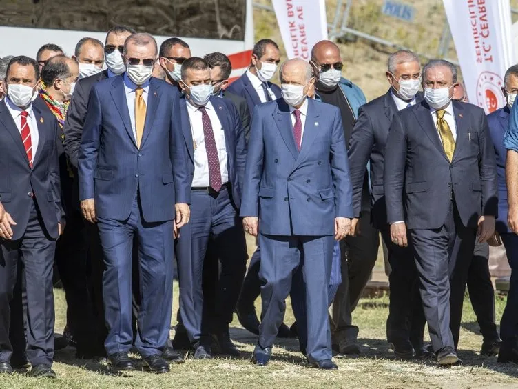 Başkan Erdoğan'dan Malazgirt Zaferi kutlamaları öncesi Ahlat Selçuklu Meydan Mezarlığı'na ziyaret