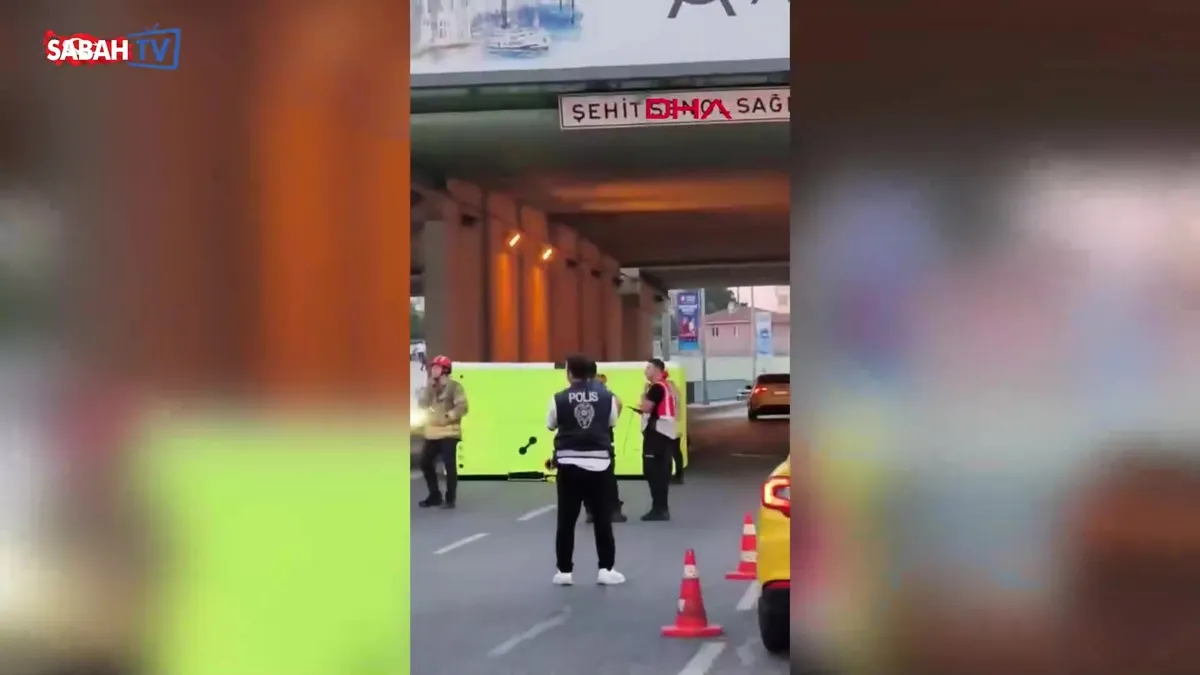 Şişli’de üst geçide çıktı! Müzakereci polis tarafından ikna edilerek aşağı indirildi: O anlar kamerada | Video videosunu izle Şişli’de üst geçide çıktı! Müzakereci polis tarafından ikna edilerek aşağı indirildi: O anlar kamerada | Video videosunu izle