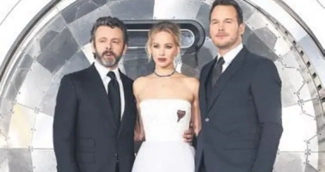 Jennifer Lawrence bir kuğu gibi