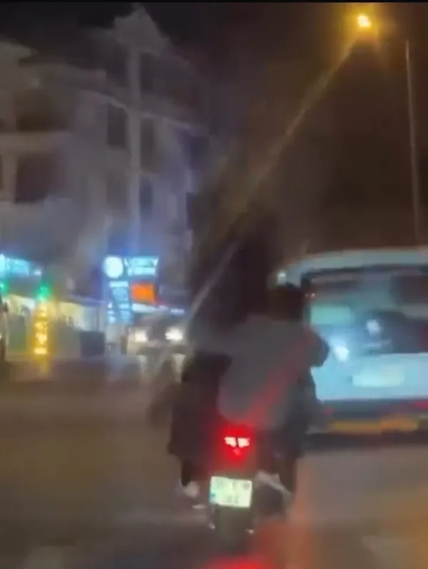 keciorende-pes-dedirten-goruntu-bir-motosiklete-5-kisi-bindiler-1793081019400.jpg