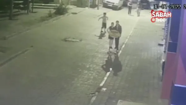 Trafiğe kapalı alanda motosikletin çocuğu çarpma anı kamerada | Video