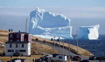 Kanada’da dev buzdağı turistlerin ilgi odağı oldu