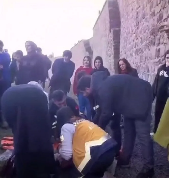 Diyarbakır Surları’nda korku dolu anlar: 7 yaşındaki Remziye 4 metreden düştü!