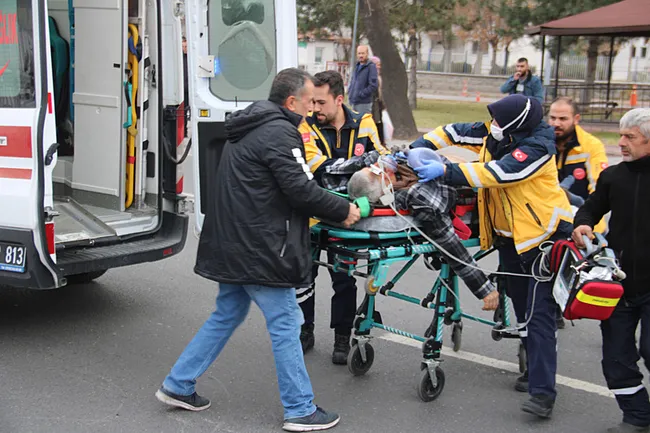 kazanin-adresi-kayseri-bariyerlerden-atlayan-adama-motosiklet-carpti-1735313201866.jpeg