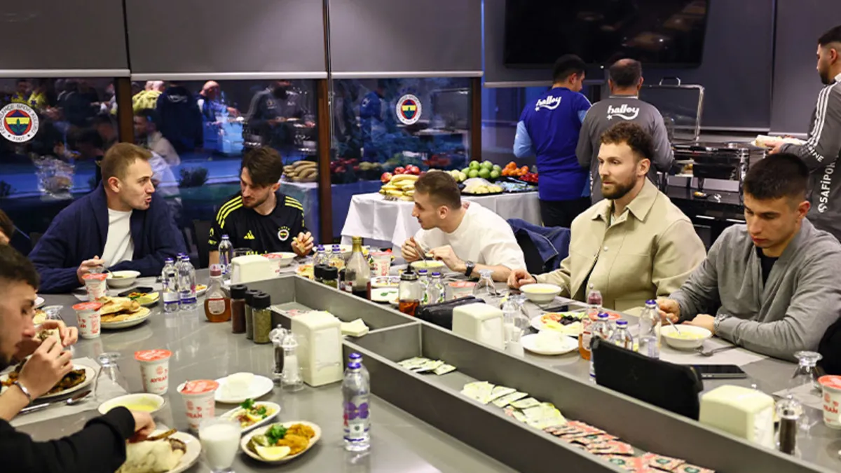 Fenerbahçe’de Sadettin Saran ve futbol takımı iftarda buluştu! Fenerbahçe’de Sadettin Saran ve futbol takımı iftarda buluştu!