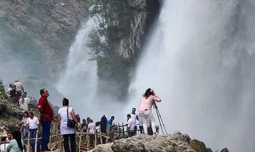 Kapuzbaşı şelalelerine ziyaretçi akını
