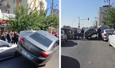 Diyarbakır'da ilginç kaza: Park halindeki 2 araca çarpıp asılı kaldı #diyarbakir