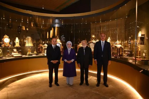 emine-erdogan-topkapi-sarayi-saat-muzesinin-acilisinda-konustu-muzeler-artik-yasayan-mekanlar-haline-geldi-1762527276095.jpg